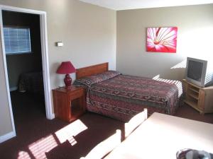 措瓦森海滩树林汽车旅馆的酒店客房,配有床和电视