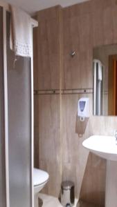 卡卡韦洛斯La Gallega的带淋浴、卫生间和盥洗盆的浴室