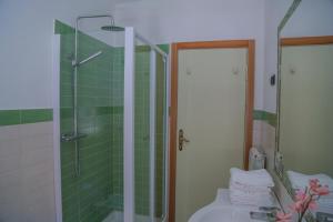 乌尔巴尼亚A casa di Franci的带淋浴、卫生间和盥洗盆的浴室