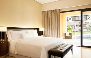 开罗The Westin Cairo Golf Resort & Spa, Katameya Dunes的一间卧室设有一张大床和一个大窗户