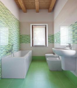 卡瓦利诺Cà Del Pioppo的带浴缸、盥洗盆和卫生间的浴室