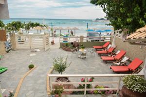 斯卡拉伯塔麦斯Suites Pierion Musses的一个带桌椅的庭院和海滩