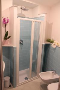 蒙特罗索阿尔马雷Marianna Quiet Rooms的带淋浴、卫生间和盥洗盆的浴室