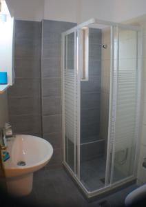 拉夫蒂港Nikolaki Rooms的带淋浴、卫生间和盥洗盆的浴室