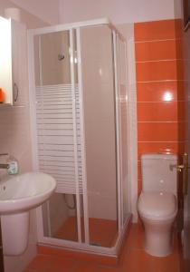 拉夫蒂港Nikolaki Rooms的带淋浴、卫生间和盥洗盆的浴室