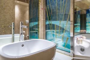 威尼斯卡代多奇旅馆的带浴缸、水槽和浴缸的浴室
