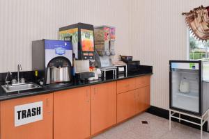阿苏萨美洲最佳价值旅馆 - 阿祖瑟/帕萨迪纳的厨房配有带咖啡机的柜台
