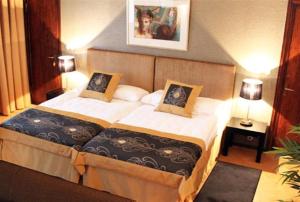曼塔洪克霍威艺术酒店的一间卧室配有一张大床和两个枕头