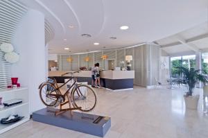 滨海圣洛伦佐里维埃拉迪费欧里酒店的一辆自行车在带柜台的房间展示