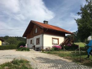 罗森谷地圣雅各布Apartment in St. Jakob im Rosental的站在房子前面的女人