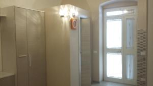 滨海波利尼亚诺GIUAMAR casa vacanza的浴室设有镜子、门和窗户