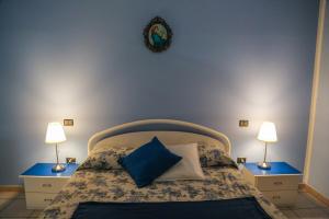 乌尔巴尼亚A casa di Franci的一间卧室配有一张带2个床头柜和2盏灯的床。