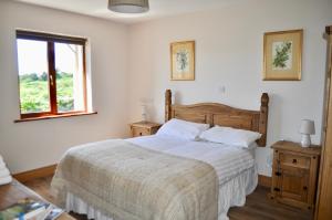 克利夫登Island View Townhouses的一间卧室设有一张大床和一个窗户。