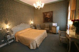 威尼斯洛坎达卡德布罗基酒店的一间卧室配有一张床和一个吊灯