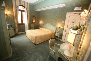威尼斯洛坎达卡德布罗基酒店的一间设有床铺的卧室,位于一个绿色壁纸的房间
