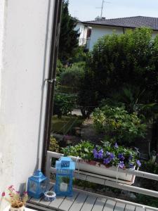 乌迪内Ichnussa的阳台设有种有鲜花和植物的长凳