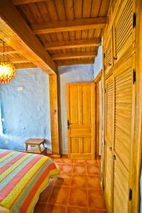 莫加拉斯Casa del Herrero的一间卧室设有一张床和木制天花板