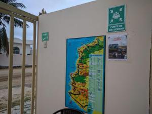 萨利纳斯Hotel Mileto的墙上的格勒纳达岛地图