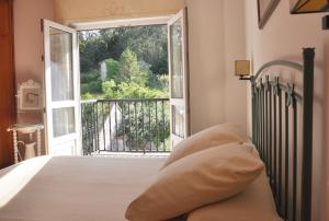 塞埃Casa Pilar的一间卧室设有一张床和一个大窗户