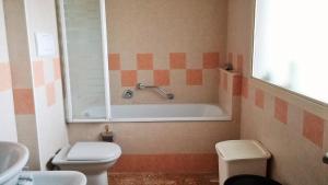 威尼斯Appartamenti Paradiso的带浴缸、卫生间和盥洗盆的浴室