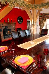 拉纳克Backbrae House Luxury B&B的用餐室设有红色墙壁和木桌