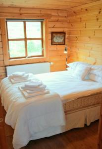 雷克霍特Geysir - Modern Log Cabin的卧室配有一张大白色床和窗户