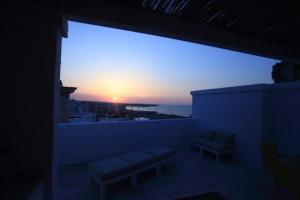 滨海波利尼亚诺FONTEblu B&B的客房享有日落美景,设有阳台。