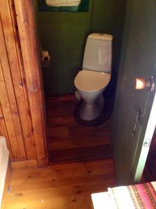 KassariLittle Garden House的一间小浴室,内设卫生间