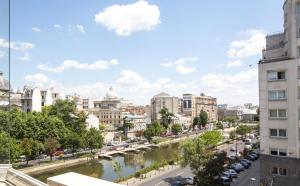 布加勒斯特Diana's Flat-the best-Bucharest - Old City的享有河流和建筑的城市美景