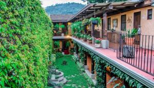 危地马拉安地瓜Hotel Meson del Valle by AHS的一个带植物和花园的公寓阳台