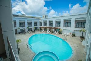 塔穆宁皇家奥彻德关姆酒店的大楼庭院里的一个大型游泳池