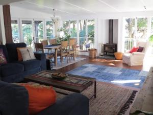 科罗曼德镇Coromandel Eco Sanctuary的客厅配有沙发和桌子