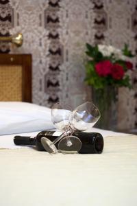 科莫蒂尼奥林波斯酒店的睡床上一副眼镜