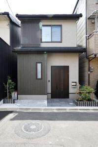 京都雅度假屋的一间有棕色门和车道的房子