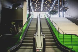 哥本哈根斯哥特皮特酒店的一座带绿色楼梯的建筑中的自动扶梯