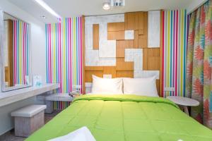 佩弗卡里The Elegant Apartments的一间卧室设有绿色的床和色彩缤纷的墙壁