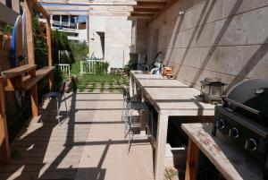 索佐波尔阿波罗尼亚公寓的一个带一排桌子和烤架的庭院