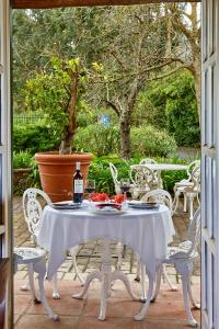 雷凯蒂奥Hotel Zubieta的白色的桌椅和一瓶葡萄酒