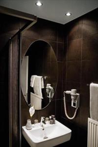 布拉格阿波隆酒店的一间带水槽和镜子的浴室