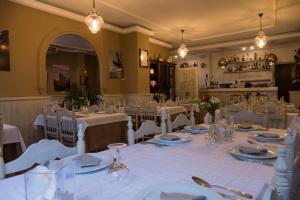 丰特埃里多斯Alojamientos Turísticos Biarritz的用餐室配有白色的桌子和白色的椅子