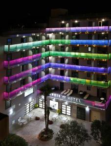 卡里拉夏日酒店的一座紫色和绿灯的建筑