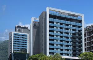 礁溪礁溪寒沐酒店的一座高大的建筑,两座高大的建筑