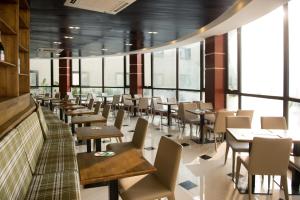 HarbelThe Farmington Hotel的用餐室设有桌椅和窗户。