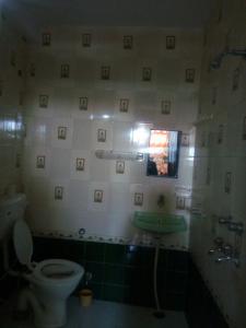 布什格尔Milkman Guest House的一间带卫生间、水槽和镜子的浴室
