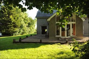 BellaghyHomeplace Retreat Bellaghy Top Rated Property for Families Min 2 nights的前面有草坪的房子