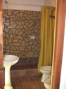 蒂尔卡拉拉莫拉达宾馆的一间带石质淋浴帘和卫生间的浴室