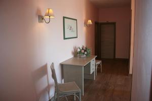 卡沃Hotel Maristella的配有桌椅和走廊的房间
