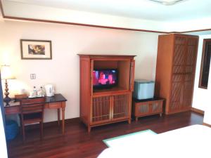 波德申波德申仙境私人度假屋的一间带电视和书桌的客厅