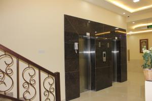 索哈尔Sama Sohar Hotel Apartments - سما صحار للشقق الفندقية的楼梯旁的浴室设有步入式淋浴间