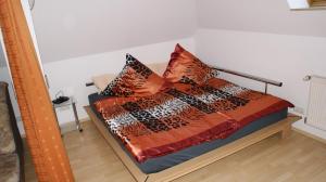 ElmenthalFerienhaus Moni的一张床上的枕头